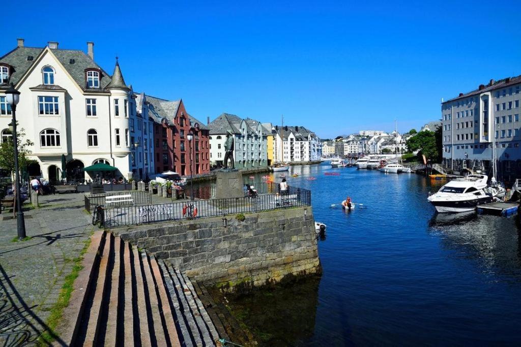 Near Brosundet, Newly Refurnished, Free Street Parking Lägenhet Ålesund Exteriör bild
