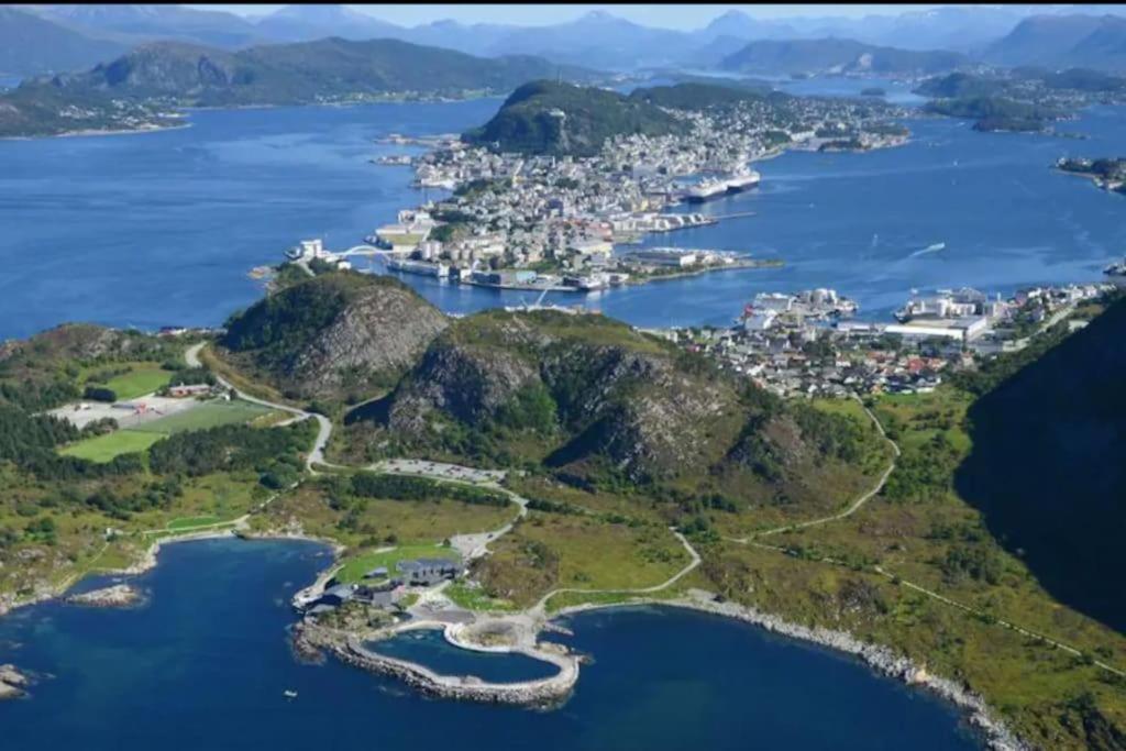 Near Brosundet, Newly Refurnished, Free Street Parking Lägenhet Ålesund Exteriör bild